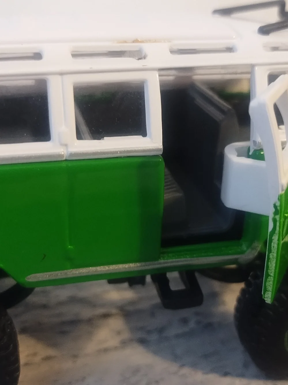 Maisto Green toy Volkswagen Van Samba VW Bus 4x4 Rebels 1/40 Collectible